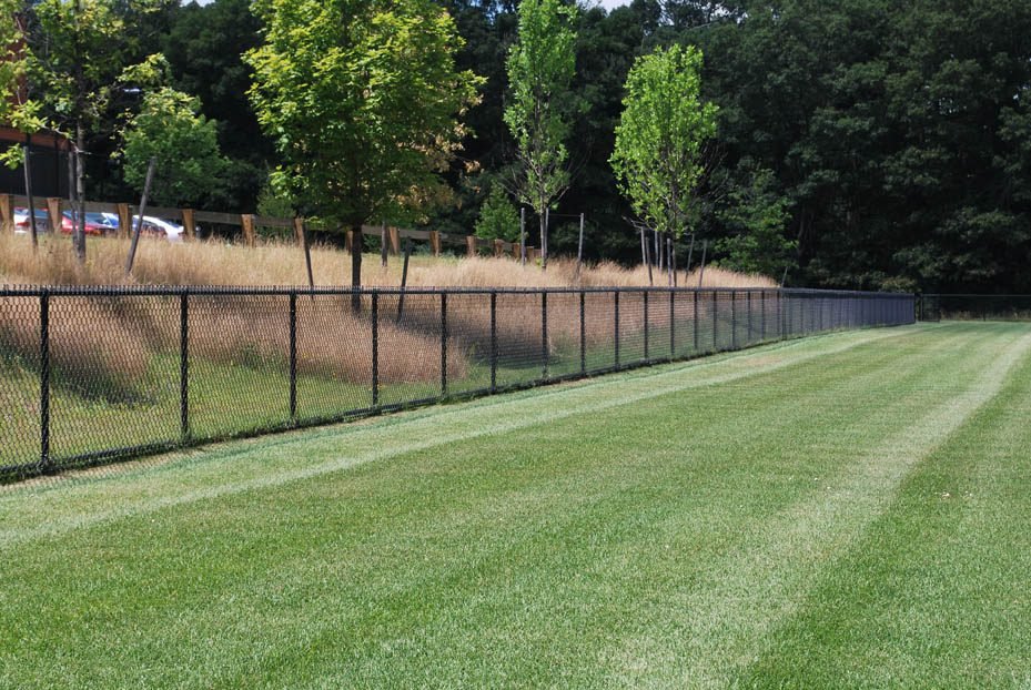 Clôture Frost noire résidentielle à Granby – CFC Sécurité